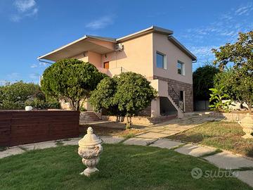 Villa con 2 appartamenti e 1000mq di giardino