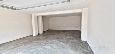 Ampio garage di nuova costruzione
