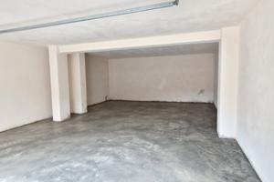 Ampio garage di nuova costruzione