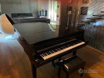 pianoforte a coda Petrof