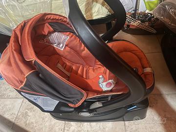 Seggiolino ovetto Chicco con base isofix