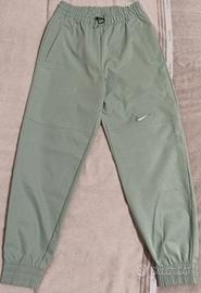 PANTALONI CARGO NIKE CON LOGO IN METALLO