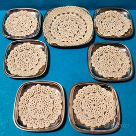 7 Sottobicchieri Acciaio Inox + Centrini Ricamati