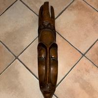 Maschera africana artigianale in legno intagliato