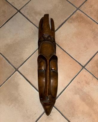 Maschera africana artigianale in legno intagliato