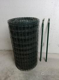 Rete metallica verde con due paletti