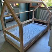 Lettino montessoriano in legno naturale