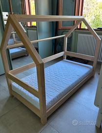 Lettino montessoriano in legno naturale