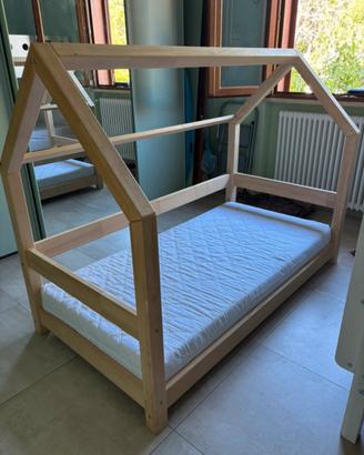 Lettino montessoriano in legno naturale