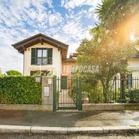 VILLA BIFAMILIARE CON SPAZIOSO GIARDINO!!