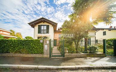 VILLA BIFAMILIARE CON SPAZIOSO GIARDINO!!