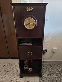 mobile a colonna con orologio integrato