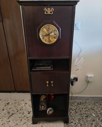 mobile a colonna con orologio integrato