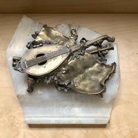 Vecchio calamaio con base in alabastro