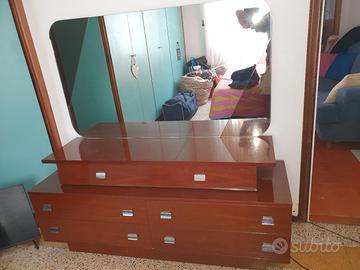 Mobiletto con specchio per camera da letto