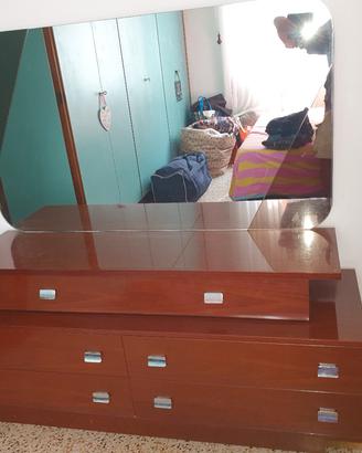 Mobiletto con specchio per camera da letto