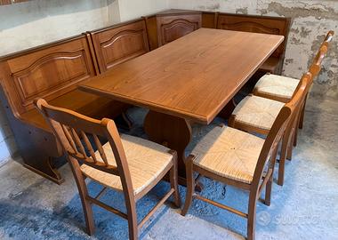 Tavolo in rovere con sedie e cassapanca
