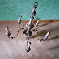 lampadario a sei braccia in legno e ottone