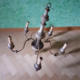 lampadario a sei braccia in legno e ottone