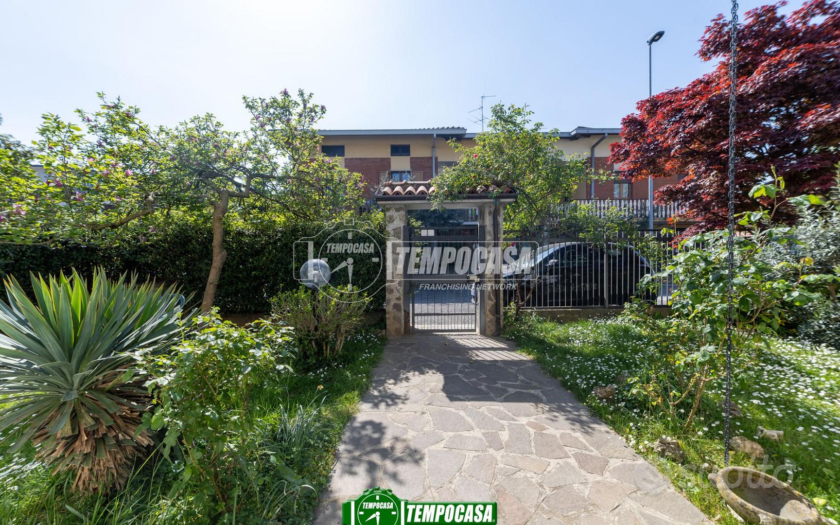VILLA SINGOLA CON AMPI SPAZI E GRANDE POTENZIALE A - Vista 2