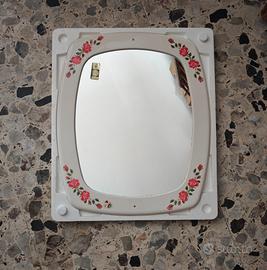 Specchio con cornice in plastica 