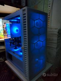 Computer da Gaming RGB bianco. 