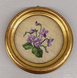Quadretto ovale ricamo fiori viola