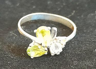 anello in argento con olivina e zirconi