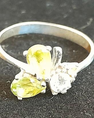 anello in argento con olivina e zirconi