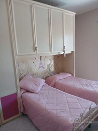 Cameretta rosa e legno