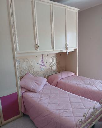 Cameretta rosa e legno