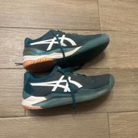 Scarpe tennis per terra rosa