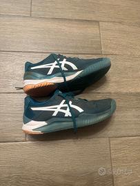 Scarpe tennis per terra rosa