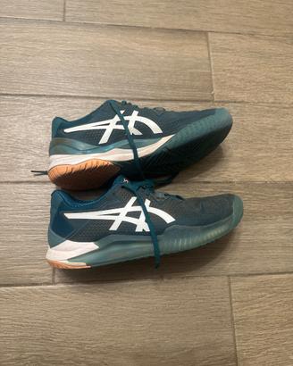 Scarpe tennis per terra rosa