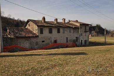 Rustico / Casale di 750 m² con più di 5 locali e b