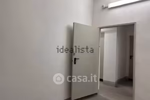 Cantina finestrata in perfette condizioni
