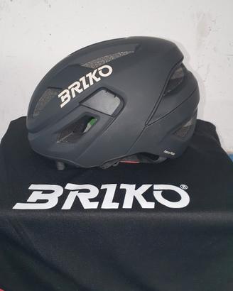 casco nuovo da ciclista