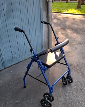 Deambulatore per anziani per la casa