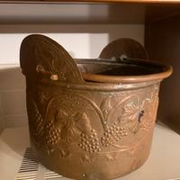Vaso antico in rame vendemmia/mosto