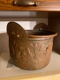 Vaso antico in rame vendemmia/mosto