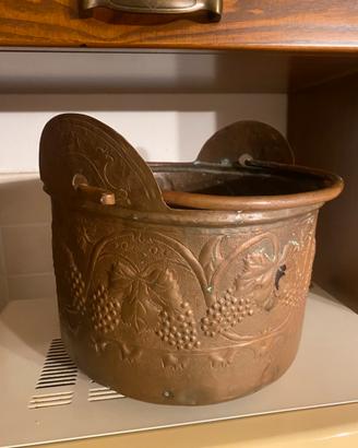 Vaso antico in rame vendemmia/mosto