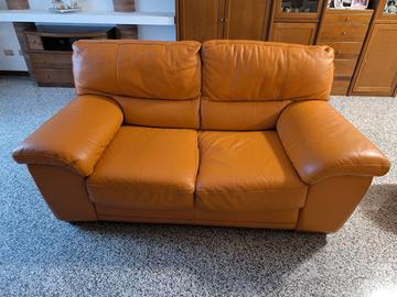 Divano in pelle.