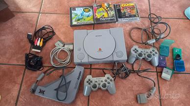 Playstation 1, 2 joystick, 8 memory card, 3 giochi