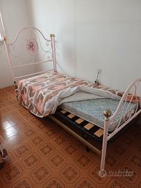 letto in ferro battuto con rete e materasso