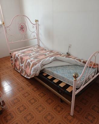 letto in ferro battuto con rete e materasso
