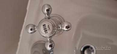 Lavandino bagno e specchio