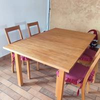 tavolo in legno con sedie