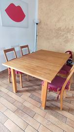 tavolo in legno con sedie