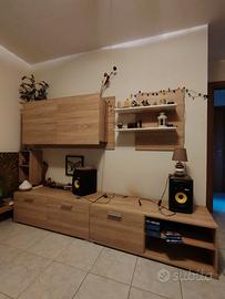 Mobile TV sospeso e credenza rovere
