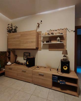 Mobile TV sospeso e credenza rovere